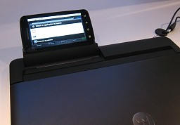 画像ギャラリー No.007のサムネイル画像 / ドックにつなぐとPCのように使える新コンセプトスマートフォン「ATRIX 4G」は,スーパーケータイ台風の目となるか