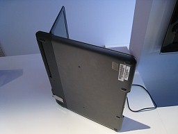 画像ギャラリー No.010のサムネイル画像 / ドックにつなぐとPCのように使える新コンセプトスマートフォン「ATRIX 4G」は,スーパーケータイ台風の目となるか