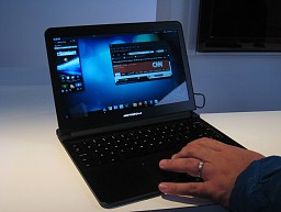 画像ギャラリー No.014のサムネイル画像 / ドックにつなぐとPCのように使える新コンセプトスマートフォン「ATRIX 4G」は,スーパーケータイ台風の目となるか