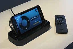 画像ギャラリー No.017のサムネイル画像 / ドックにつなぐとPCのように使える新コンセプトスマートフォン「ATRIX 4G」は,スーパーケータイ台風の目となるか