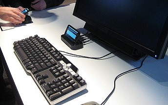 画像ギャラリー No.018のサムネイル画像 / ドックにつなぐとPCのように使える新コンセプトスマートフォン「ATRIX 4G」は,スーパーケータイ台風の目となるか