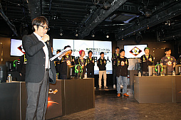 画像ギャラリー No.004のサムネイル画像 / LEVEL∞&NVIDIAがプロゲーマーチーム「父ノ背中」とスポンサー契約を締結。調印式も行われた発表会とファンミーティングをレポート