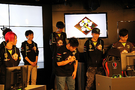 画像ギャラリー No.023のサムネイル画像 / LEVEL∞&NVIDIAがプロゲーマーチーム「父ノ背中」とスポンサー契約を締結。調印式も行われた発表会とファンミーティングをレポート