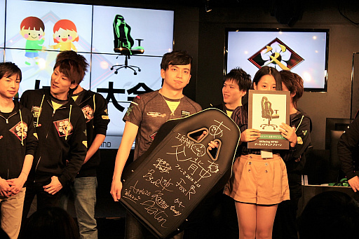 画像ギャラリー No.028のサムネイル画像 / LEVEL∞&NVIDIAがプロゲーマーチーム「父ノ背中」とスポンサー契約を締結。調印式も行われた発表会とファンミーティングをレポート