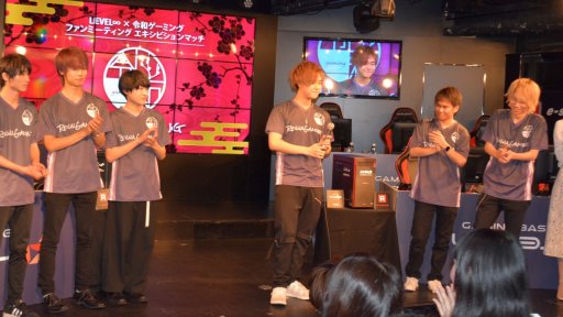 画像ギャラリー No.023のサムネイル画像 / プロチーム「令和ゲーミング」の初陣が披露された「スポンサード契約発表会&ファンミーティング」レポート。R6Sで「SCARZ」「父ノ背中」と激戦を繰り広げる