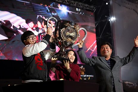 ꡼ No.016Υͥ / ֥֥쥤ɥɥ򿶤֤ꡤ٥4˻ĤäˤĤNCSOFT