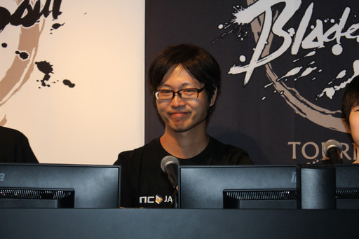 画像ギャラリー No.003のサムネイル画像 / 「ブレイドアンドソウル」の比武最強はガチムチお兄さん選手に決定。世界大会に出場する6人が決まった「ジャパンチャンピオンシップ 2016」レポート