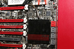 画像ギャラリー No.007のサムネイル画像 / AMDの次世代チップセット「AMD 890」搭載マザーボード,ASUSとMSIから公開に