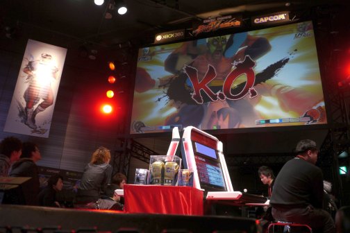 画像ギャラリー No.047のサムネイル画像 / 待望のアーケード版「スーパーストリートファイターIV」も正式発表! 2010年最強のプレイヤーが決定した「ストリートファイターIV 全国大会」レポート