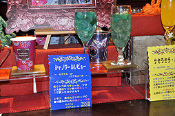 画像集#025のサムネイル/ロベリアを軸にしたストーリーが展開。本日より公演が始まった舞台,「サクラ大戦 巴里花組ショウ2014 〜ケセラセラ・パリ〜」のゲネプロをレポート