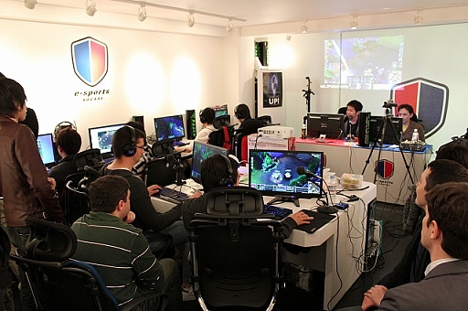 画像ギャラリー No.005のサムネイル画像 / 「League of Legends」で知られるRiot Gamesのスタッフが,日本のプレイヤーによる声を聞くことを目的に来日。スタッフとの交流戦も行われたLANパーティの模様をレポート