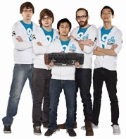 画像ギャラリー No.001のサムネイル画像 / プロゲーミングチーム「DetonatioN FocusMe」がチーム「Cloud9」と合同合宿