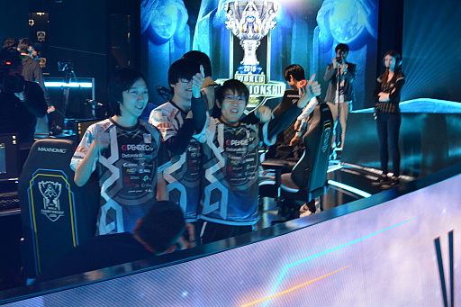 画像ギャラリー No.001のサムネイル画像 / 「リーグ・オブ・レジェンド」世界大会Worlds 2018,DetonatioN FocusMeがプレイインノックアウト進出!