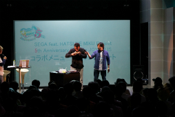 画像集#006のサムネイル/「初音ミク×セガ」プロジェクト5周年を記念した開発陣によるトークショーの模様をレポート。初の海外向け新作「初音ミク Project mirai Remix」も発表に