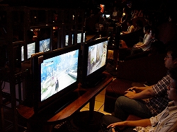 画像ギャラリー No.017のサムネイル画像 / 日本初のプレイアブル出展に全国からファンが集合。クライマックスアクション「BAYONETTA」の先行体験会が開催