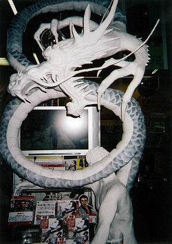 画像集#011のサムネイル/「龍が如く」ディスプレイコンテスト表彰店舗発表。サイン&握手会も