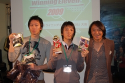 画像集#020のサムネイル/Xbox 360版「ワールドサッカー ウイニングイレブン2009」,元日本代表の北澤 豪さんがゲストのユーザー対戦会が開催