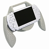 画像集#008のサムネイル/クラックルコーティングがさらなるホールド感を実現。「絶体絶命都市3」とコラボしたPSP用「絶体絶命グリップ」,4月23日に発売