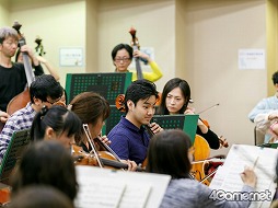 画像ギャラリー No.010のサムネイル画像 / 作曲家・下村陽子氏の30周年記念コンサートのリハーサルをレポート。50曲以上の名曲がフルオーケストラ&混声合唱で生まれ変わる