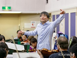 画像ギャラリー No.011のサムネイル画像 / 作曲家・下村陽子氏の30周年記念コンサートのリハーサルをレポート。50曲以上の名曲がフルオーケストラ&混声合唱で生まれ変わる