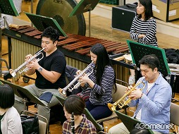 画像ギャラリー No.016のサムネイル画像 / 作曲家・下村陽子氏の30周年記念コンサートのリハーサルをレポート。50曲以上の名曲がフルオーケストラ&混声合唱で生まれ変わる