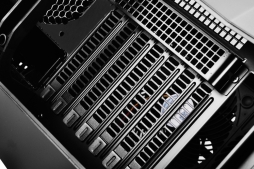 画像集#010のサムネイル/マザーを90度傾けるSilverStone製ゲーム用PCケース「Raven 5」が発売