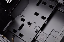 画像集#015のサムネイル/マザーを90度傾けるSilverStone製ゲーム用PCケース「Raven 5」が発売