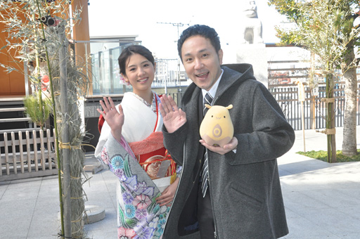 画像ギャラリー No.001のサムネイル画像 / サイバーコネクトツーの松山 洋氏が赤城神社で3Dアニメ映画「ドットハック セカイの向こうに」のヒット祈願。主人公役の桜庭ななみさんも登場