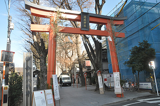 画像ギャラリー No.002のサムネイル画像 / サイバーコネクトツーの松山 洋氏が赤城神社で3Dアニメ映画「ドットハック セカイの向こうに」のヒット祈願。主人公役の桜庭ななみさんも登場