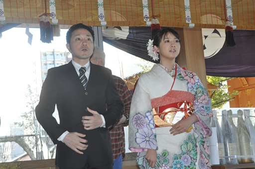 画像ギャラリー No.003のサムネイル画像 / サイバーコネクトツーの松山 洋氏が赤城神社で3Dアニメ映画「ドットハック セカイの向こうに」のヒット祈願。主人公役の桜庭ななみさんも登場