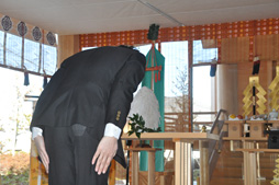 画像ギャラリー No.004のサムネイル画像 / サイバーコネクトツーの松山 洋氏が赤城神社で3Dアニメ映画「ドットハック セカイの向こうに」のヒット祈願。主人公役の桜庭ななみさんも登場