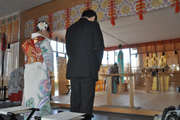 画像ギャラリー No.005のサムネイル画像 / サイバーコネクトツーの松山 洋氏が赤城神社で3Dアニメ映画「ドットハック セカイの向こうに」のヒット祈願。主人公役の桜庭ななみさんも登場