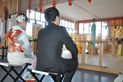 画像ギャラリー No.006のサムネイル画像 / サイバーコネクトツーの松山 洋氏が赤城神社で3Dアニメ映画「ドットハック セカイの向こうに」のヒット祈願。主人公役の桜庭ななみさんも登場