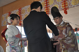 画像ギャラリー No.007のサムネイル画像 / サイバーコネクトツーの松山 洋氏が赤城神社で3Dアニメ映画「ドットハック セカイの向こうに」のヒット祈願。主人公役の桜庭ななみさんも登場