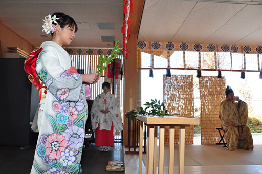 画像ギャラリー No.013のサムネイル画像 / サイバーコネクトツーの松山 洋氏が赤城神社で3Dアニメ映画「ドットハック セカイの向こうに」のヒット祈願。主人公役の桜庭ななみさんも登場