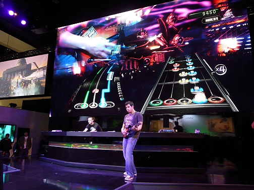 ������#003�Υ���ͥ���/��E3 09�ϡ�DJ Hero�פϡ����ѤΥ�����ơ��֥뷿����ȥ�����ǳڤ���Activision��Ķ�͵��������ǿ���