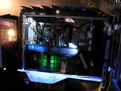 ꡼ No.011Υͥ / TGS 2009ǽ⹽¤˹롣ͽ۰ʾ˥ФäAlienwareΥޡPC