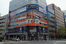 画像ギャラリー No.003のサムネイル画像 / 全国展開を狙う「ALIENWARE ARENAゲーミングカフェ」福岡店が18日オープン。秋葉原よりもハイスペックなPCとゆとりの空間を用意