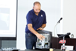 画像ギャラリー No.006のサムネイル画像 / 復活した「ALIENWARE Aurora」からVRへの取り組みまで。Alienwareの共同創業者が新製品とブランドのいまを語った