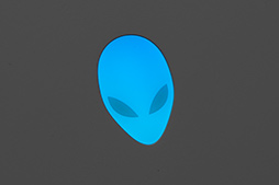 画像ギャラリー No.010のサムネイル画像 / 【PR】ALIENWAREのノートPC「ALIENWARE m15 R3」は,個性的なデザインと4K有機ELでゲームを楽しめる性能を両立したマシンだ