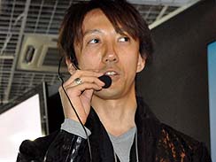 画像ギャラリー No.004のサムネイル画像 / プロデューサーの鈴木亮浩氏とディレクターの庄 知彦氏によるトークショウ。11月25日に発売予定の「TRINITY Zill O’ll Zero」店頭体験会をレポート