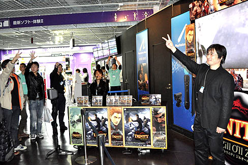 画像ギャラリー No.007のサムネイル画像 / プロデューサーの鈴木亮浩氏とディレクターの庄 知彦氏によるトークショウ。11月25日に発売予定の「TRINITY Zill O’ll Zero」店頭体験会をレポート