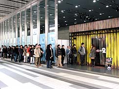 画像ギャラリー No.002のサムネイル画像 / EA,Xbox 360版「レフト 4 デッド 2」の試遊会を秋葉原で開催。中から聞こえる「助けてくださーい」の意味は?