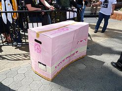 ꡼ No.004 | E3 2010Ͼ罨״Ĥ󥼥륹Υॷåפ˹סǤΡMETAL GEAR SOLID PEACE WALKER WORLD TOURפͻҤϡ