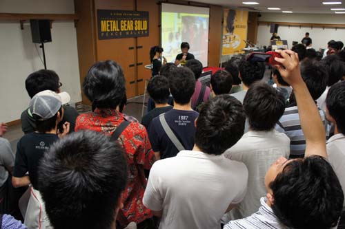 画像ギャラリー No.005のサムネイル画像 / 「MGS PW」キャラソンCD発売。スネークが“昭和ブルース”を歌う