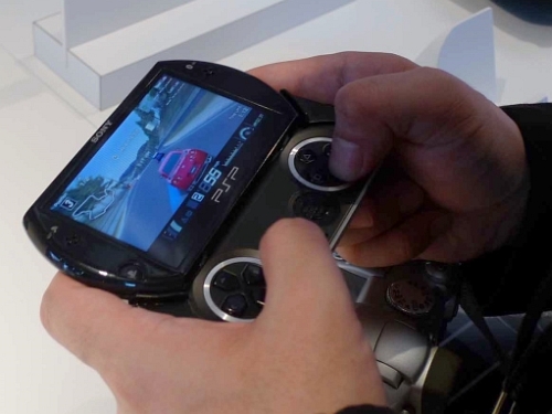 09 モンハン持ち は難しいがホールド感は良好 Sceブースでpsp Goを触ってみた