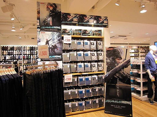 画像ギャラリー No.001のサムネイル画像 / 「メタルギア ライジング リベンジェンス」デザインの「ヒートテック」が本日発売