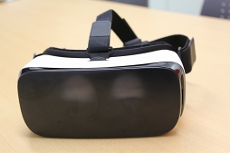 画像ギャラリー No.001のサムネイル画像 / 「Gear VR」は,安価で仮想現実(バーチャルリアリティ)に飛び込めるなかなか良い製品?
