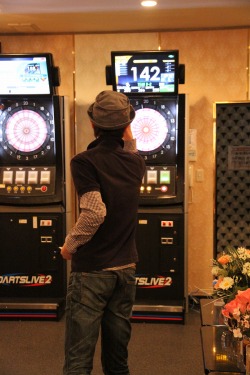 画像ギャラリー No.011のサムネイル画像 / 「龍が如く4 伝説を継ぐもの」のキャバ嬢キャストとリアルで“ダーツ“や“カラオケ”を楽しむとこうなるようです。発売記念イベント潜入レポート