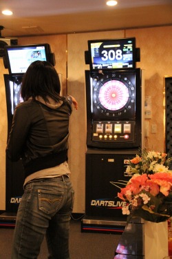 画像ギャラリー No.012のサムネイル画像 / 「龍が如く4 伝説を継ぐもの」のキャバ嬢キャストとリアルで“ダーツ“や“カラオケ”を楽しむとこうなるようです。発売記念イベント潜入レポート